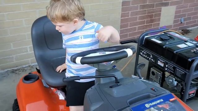 Sitting on ALL the lawnmowers at Lowe's! | Lawn mower videos for kids! | Lawnmower Boy #2 смотреть онлайн