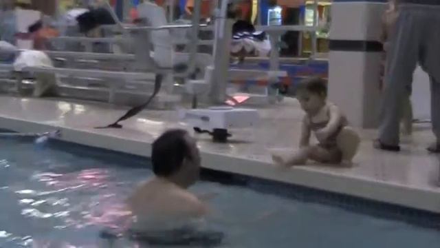 Leah in pool смотреть онлайн
