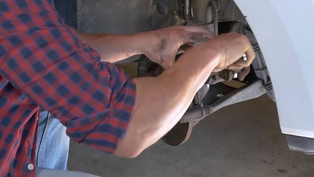 How to replace the front brake pads TWINGO 2 ? смотреть онлайн