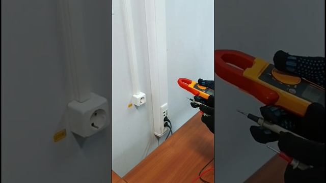 Как проверить мультиметром где фазный контакт а где нулевой. #электромонтаж #электрика #электрик смотреть онлайн