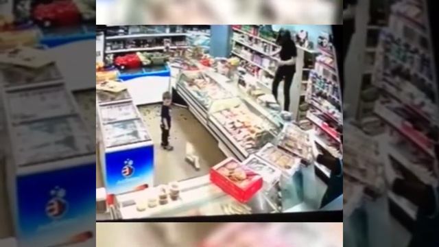 Пьяная яжмать разнесла магазин на глазах у ребенка смотреть онлайн