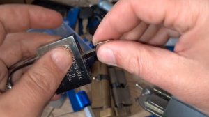 Отмычка и вскрытие навесного замка