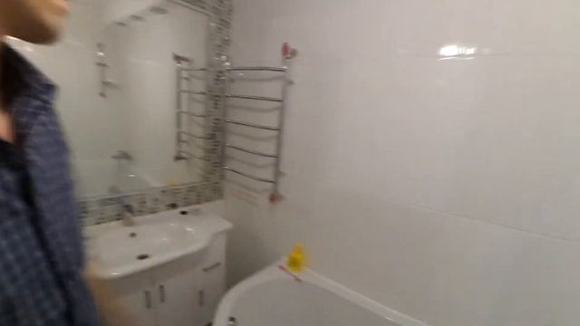 Ванная и туалет, плитка, сантехника. Ванна на блоках.