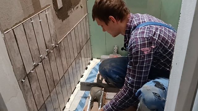 Процесс укладки маленькой плитки на стену. Как укладывать, клеить маленькую плитку на стену. смотреть онлайн