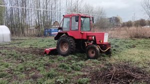 Трактор Т-25 с почвофрезой в работе