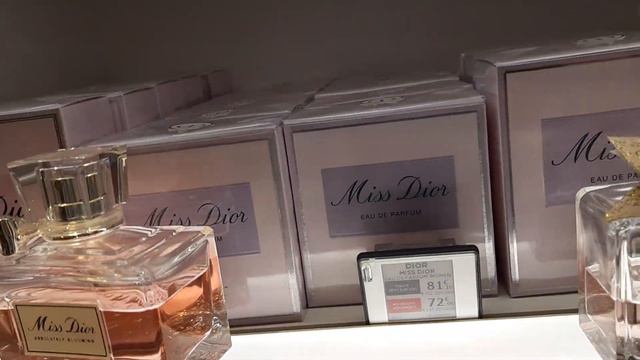 PARIS 🗼DIOR CHANEL HERMES. Парфюмерная, сумки, платки, одежда в аэропорту смотреть онлайн