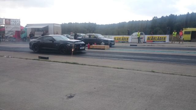 Bmw 320i E30 2 8t Vs Ford Mustang Gt 5 0 Supercharged