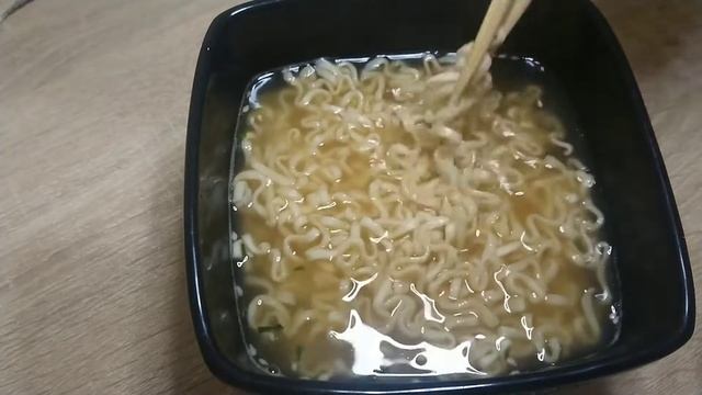 Пробуем быструю лапшу Oyakata Chicken Ramen смотреть онлайн