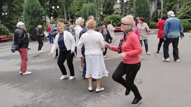 Все танцуют ??? Танцы в парке Горького Июнь 2021 Харьков смотреть онлайн