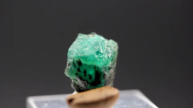 Изумруд, кристалл,14*13*10мм смотреть онлайн
