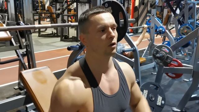 Главное упражнение для грудных: сколько я смогу выжать на наклонной скамье? смотреть онлайн