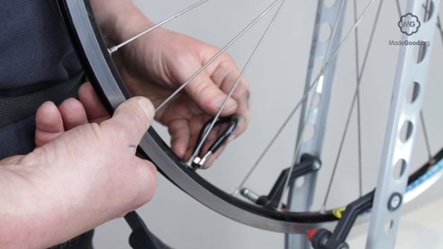 Dish A Wheel On A Bike смотреть онлайн