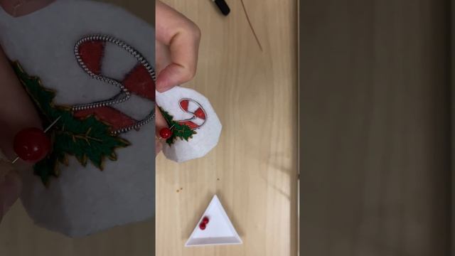 Новогодняя брошь Леденец смотреть онлайн