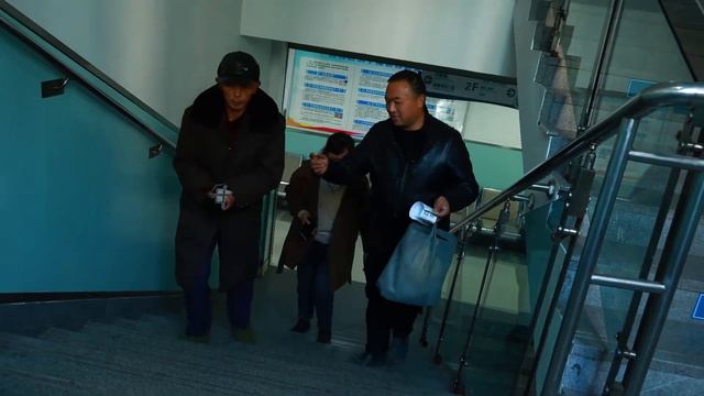 二哥带爸爸去宜宾检查;医生建议住院;没想到爸爸却执意要闹着回家 смотреть онлайн