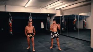 Тренировка по тайскому боксу с Аджаном Сучартом — 30-минутная тренировка- техника и растяжка