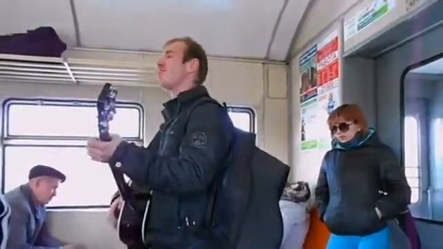 Мужчина красиво поёт и играет на гитаре в электричке #1 смотреть онлайн