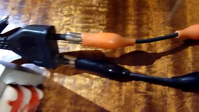 Разбиваем филаментную лампу тисками и запускаем нити без драйвера.