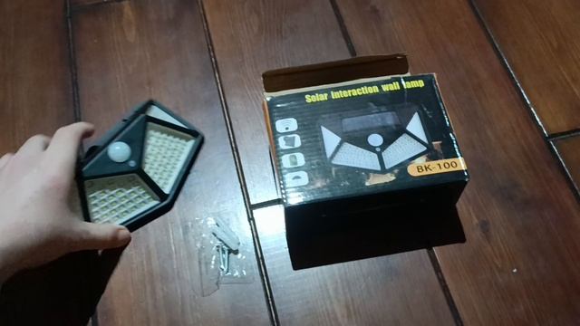 Светодиодный фонарь с датчиком движения на солнечной батарее смотреть онлайн