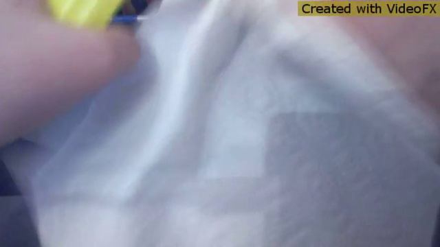 Девочка пытается починить телефон Nokia