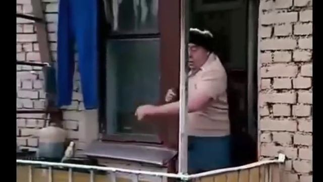 Дедуля сбросил ГИРЮ 32 Кг на автомобиль BOPOВ смотреть онлайн