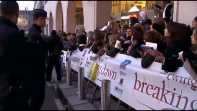 Breaking Dawn P1 Brussels Fan Event - Robert Pattinson on Red Carpet - Part 3 смотреть онлайн