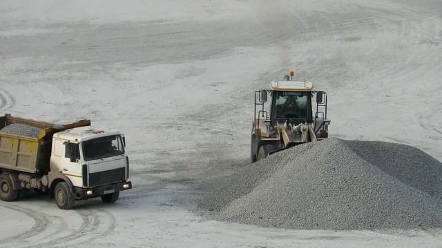 Погрузка самосвалов МАЗ-6501 и HOWO смотреть онлайн