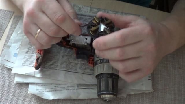 Замена щеточного узла шуруповерта AEG смотреть онлайн