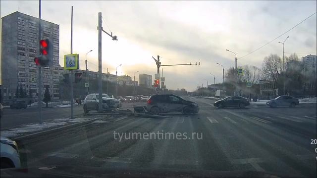 Снес светофор. ДТП Тюмень Широтная 18.03.2021 смотреть онлайн