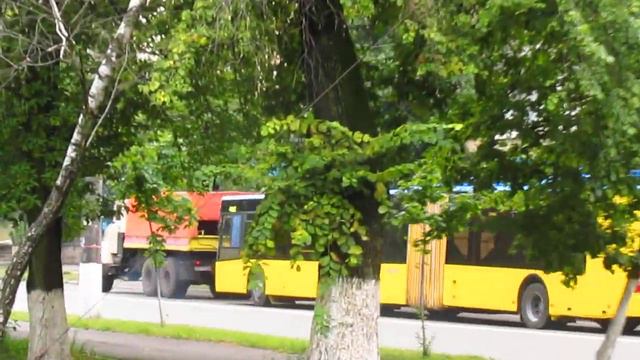 Вантажівка КрАЗ, взяв на буксир тролейбус ЛАЗ Е301D1 19.08.2016 / KrAZ Truck,  Trolleybus LAZ E301D