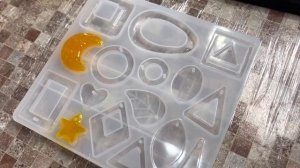 Делаем брелоки из эпоксидный смолы в подарок