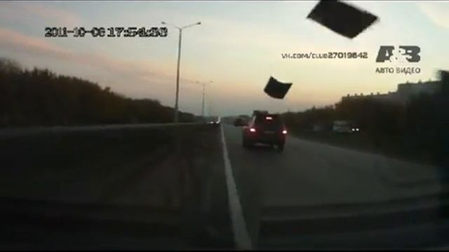 Неожиданная бомбардировка на дороге. смотреть онлайн