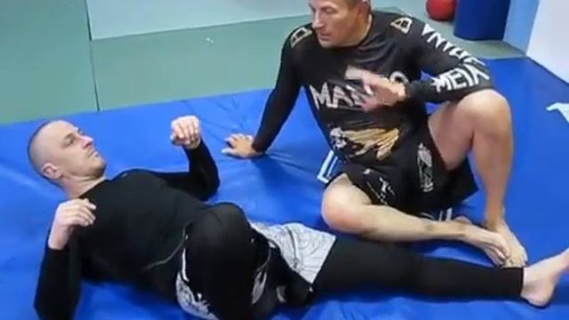 САМБО - Вариант выхода на скрутку пятки со стороны ног противника. смотреть онлайн