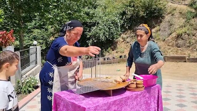 БАБУШКА ГОТОВИТ КУРИНЫЕ ШАШЛЫКИ НА РЕШЕТКЕ Азербайджанская Кухня Деревенская Кухня Рецепты смотреть онлайн