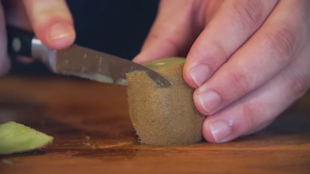 How to Peel Kiwi Fruit (3 Ways) смотреть онлайн