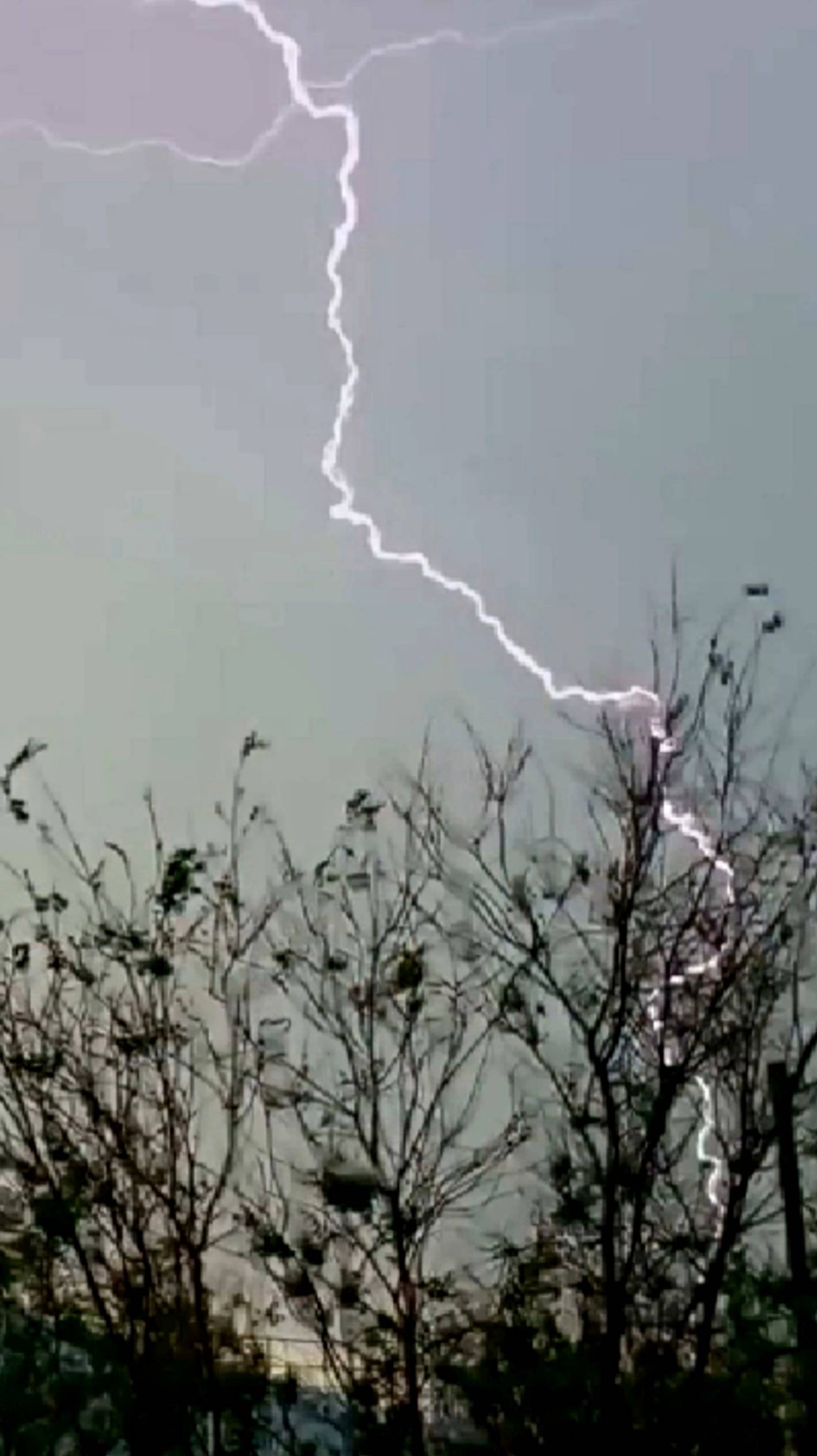 Молнии. Одна ударила в соседний дом смотреть онлайн