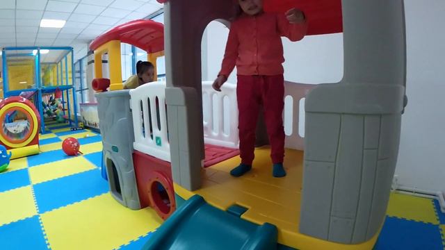 Детская площадка ANGRY BIRDS/гуляем по городу смотреть онлайн