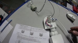 Как подключить датчик движения к лампочке или прожектору.