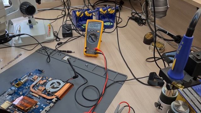 Sony SVF153 HKD не включается?