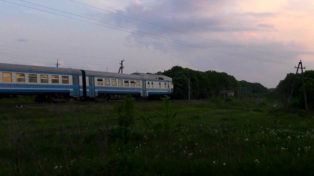 Бодрый пригородный дизелек переваливается на неровных рельсах смотреть онлайн