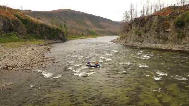 Эпичное падение в воду во время сплава :) смотреть онлайн