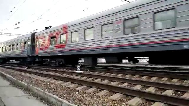 эп1м-606 с пассажирским поездом прибывает на ст.Минеральные Воды и приветливая бригада. смотреть онлайн