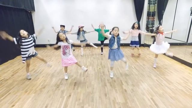 Uptown Funk ft. Bruno Mars - Mark Ronson | Kids Dance смотреть онлайн