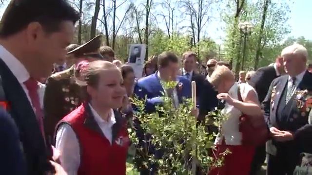 Ветераны вместе с губернатором Андреем Воробьевым посадили сиреневую аллею смотреть онлайн