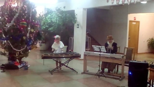 Диана играет на ксилофоне (6 лет) смотреть онлайн