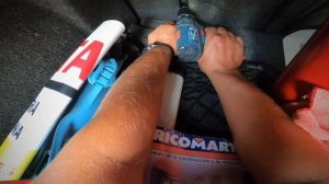 Установка огнетушителя в автомобиле . за безопасность