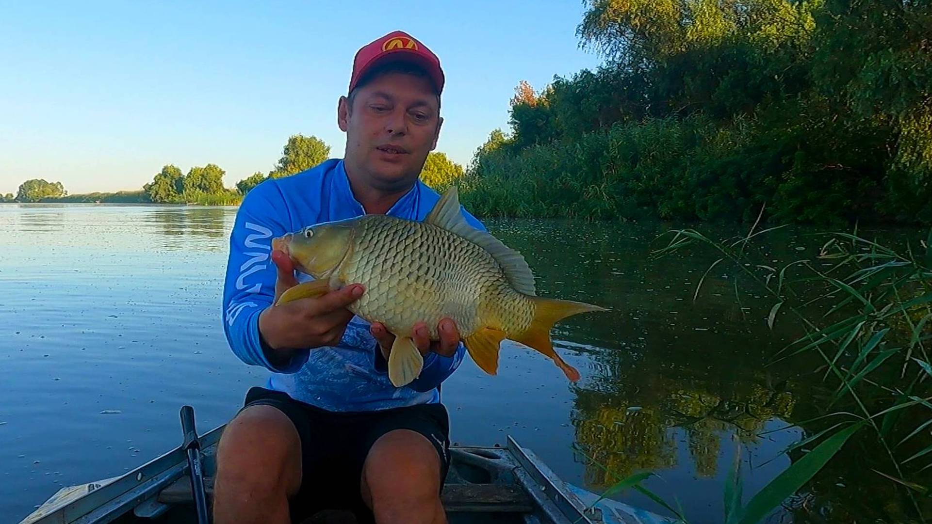 Что с этим сазанчиком случилось? Поход в дельту Рыбалка на островах Астрахань смотреть онлайн