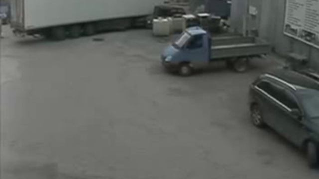 Фура помяла УАЗ смотреть онлайн