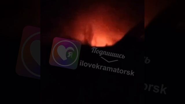 Мощные взрывы и пожар в подконтрольном Украине Краматорске. смотреть онлайн