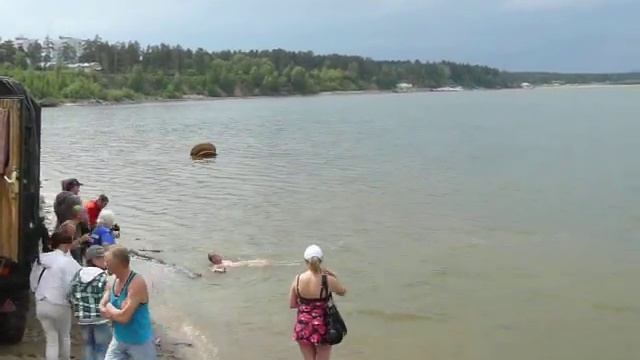 Пловцы в холодной воде финишируют возле "Ремикса" в Бердске смотреть онлайн