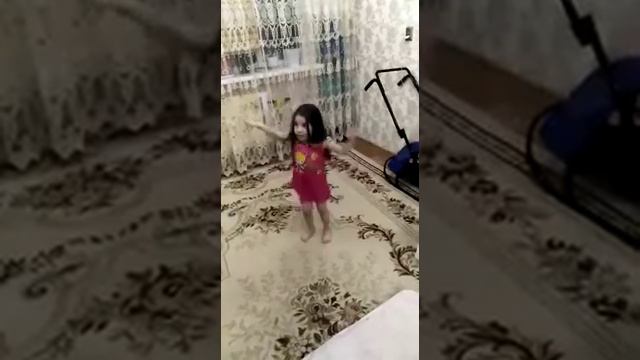 Ясмина танцует под песню Мадина смотреть онлайн